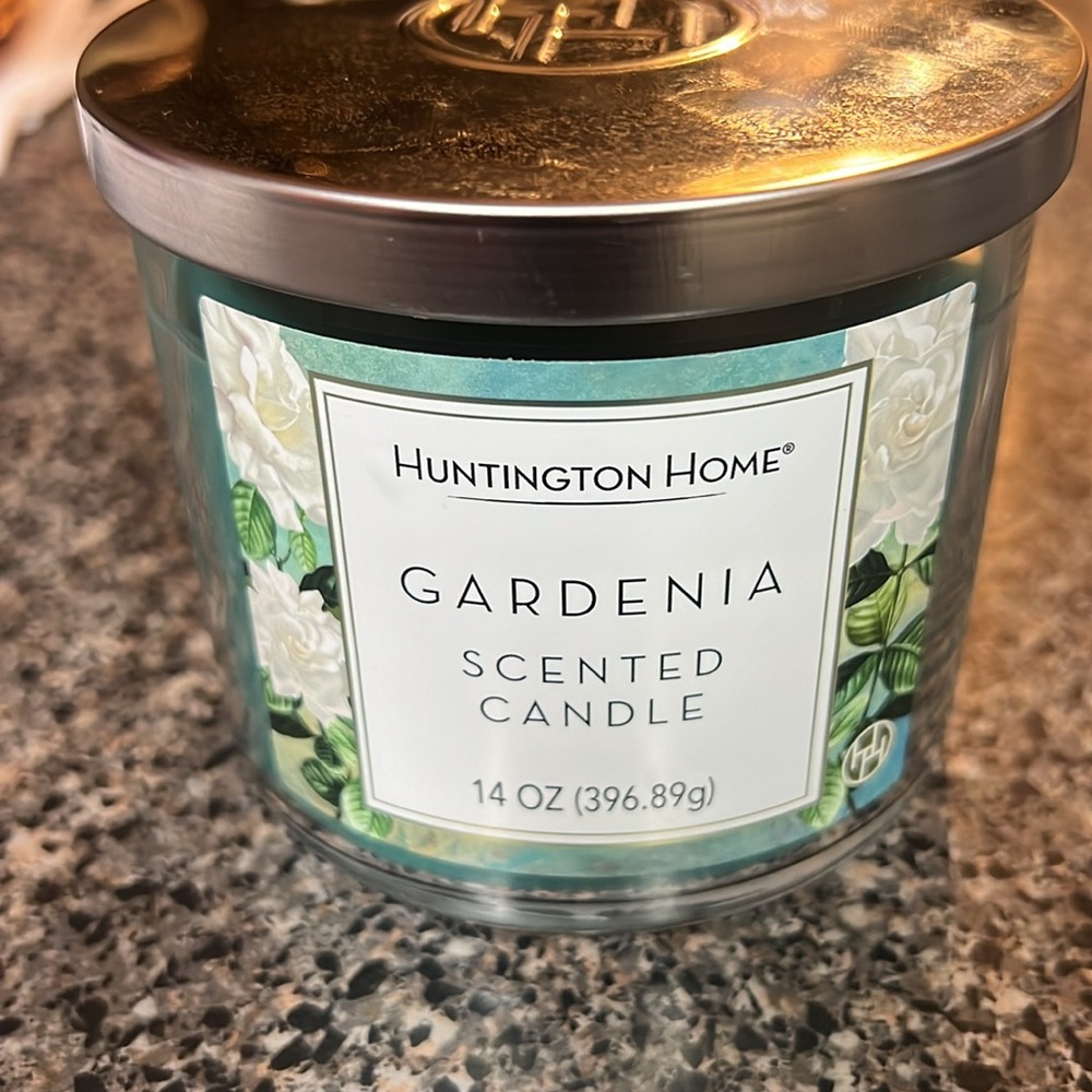 14oz candle Gardenia Scented - Picture 2 of 2